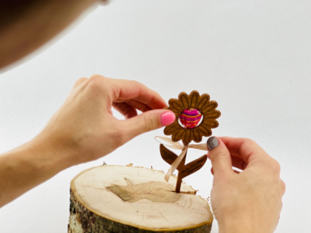 Деревянная рамка для конфет на палочке - цветок (с персонализацией)