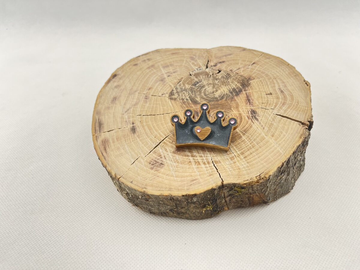 Деревянная брошь ручной работы "корона"