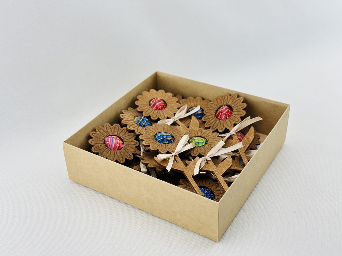 Деревянная рамка для конфет на палочке - цветок (без персонализации)