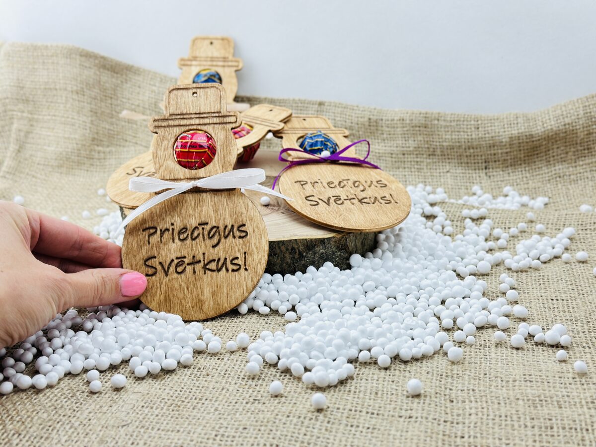 Sniegavīrs -  koka rāmis konfektei uz kociņa (bez personalizācijas)