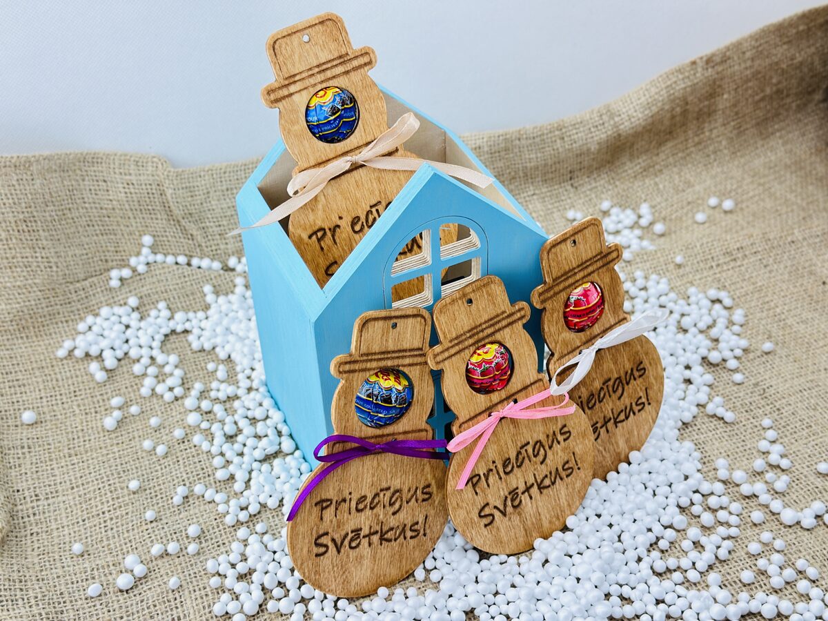Sniegavīrs -  koka rāmis konfektei uz kociņa (ar personalizāciju)