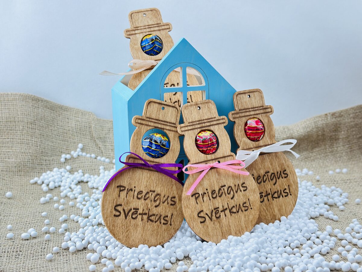 Sniegavīrs -  koka rāmis konfektei uz kociņa (bez personalizācijas)