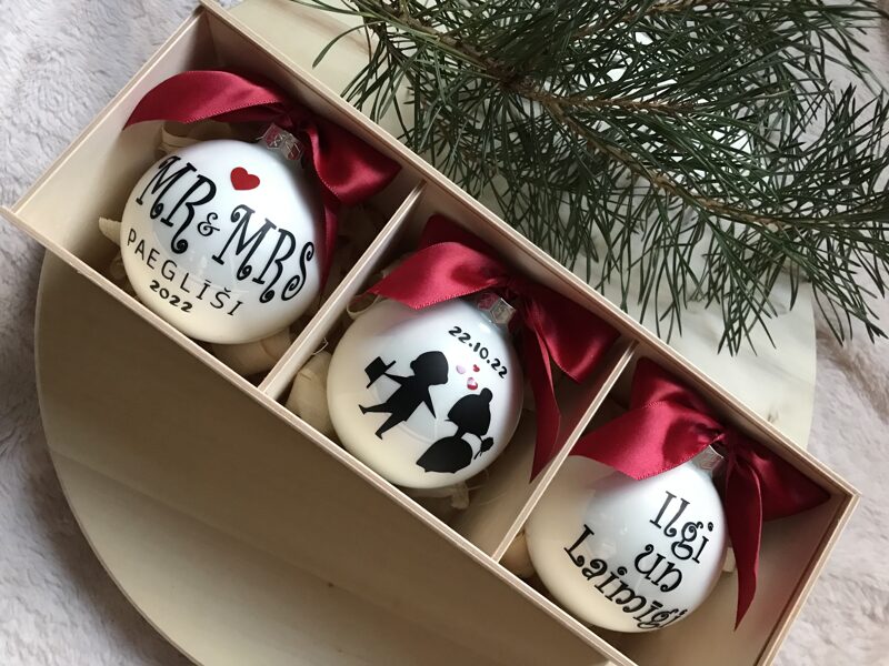 Set of 3: personalised glass balls (in birtch plywood box)
